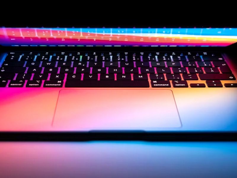 Apple готовит ноутбуки MacBook Pro с сенсорным дисплеем типа OLED